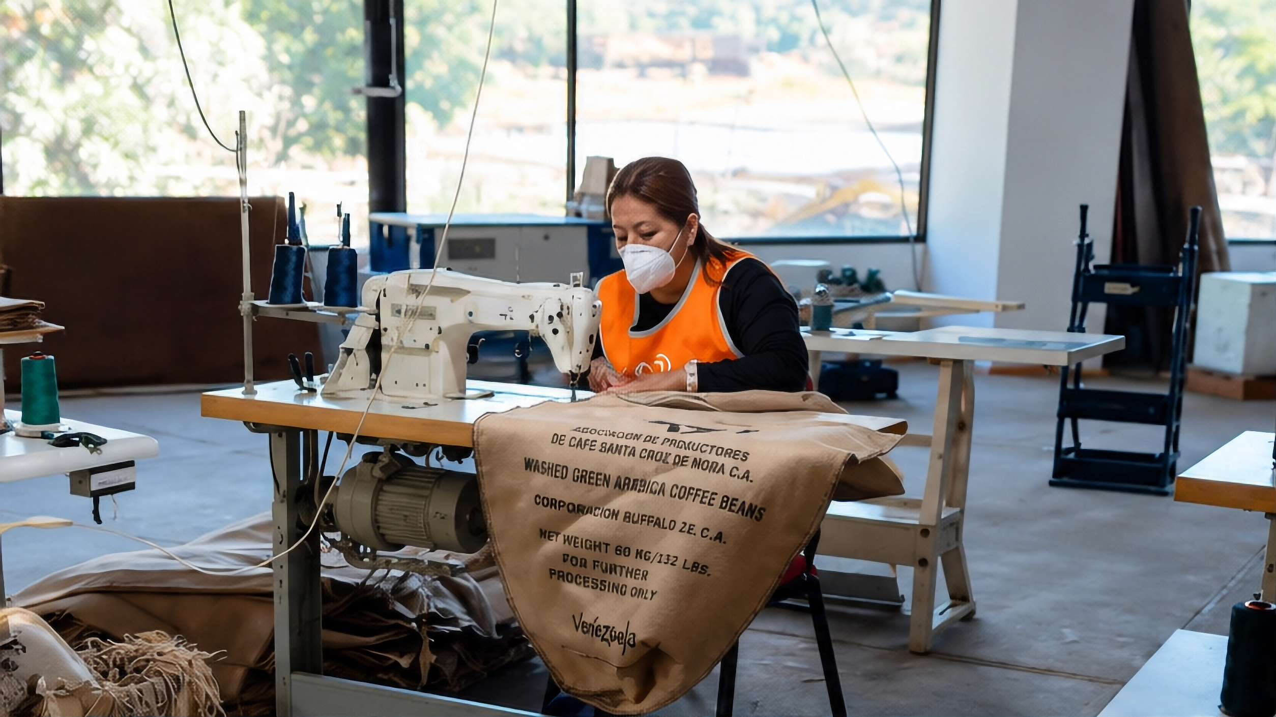Artesanas confeccionando sacos de yute en taller PACKS Venezuela